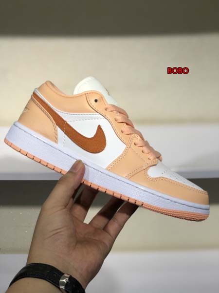 新作入荷Air Jordan 1 Low NIKE 女性スニ...