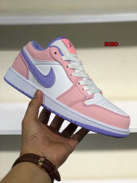 新作入荷Air Jordan 1 Low NIKE 女性スニ...