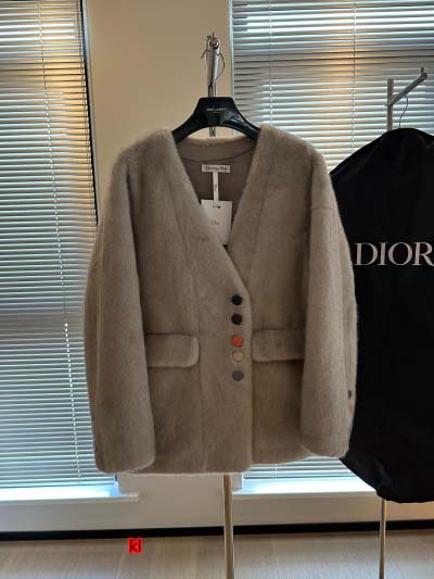 Diorのヨーロッパ仕様の毛皮がおしゃれです。