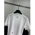 Dior 25早春新作コットンTシャツは、白と赤のコットンとリネン混ざりです