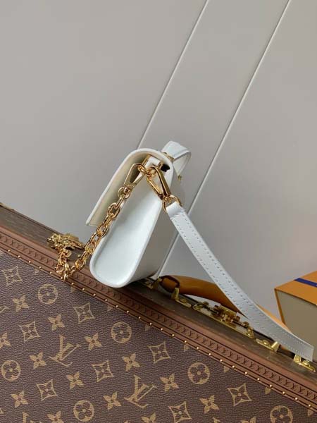 2025年6月26日Louis Vuitton バッグWallet On Chain Capucines  LV  Monogram Monogram :M12265:23CMx12CMx4CM 高品質人気の新作/誕生日プレゼント/SQ工場