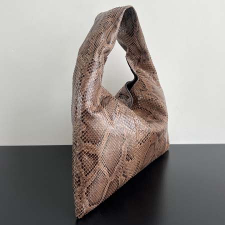 2025年7月7日入荷新作Bottega Veneta  794939   41x20.5x7.5   極品/正規品同様/人気/革/バッグ/AJ工場