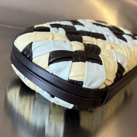 2025年7月7日入荷新作  Bottega Veneta Knot 717622  knotLogo  20x12x5.5   極品/正規品同様/人気/革/バッグ/AJ工場
