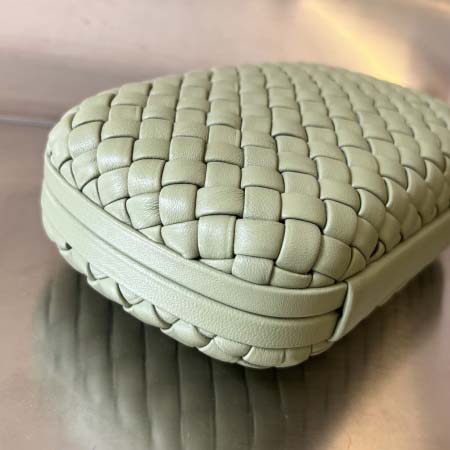 2025年7月7日入荷新作  Bottega Veneta Knot 717622  knotLogo  20x12x5.5   極品/正規品同様/人気/革/バッグ/AJ工場