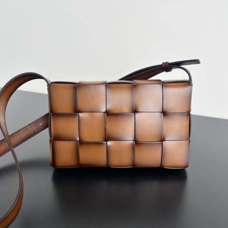 2025年7月9日入荷新作#Bottega Veneta  CASSETTE  Urban leather  size23x15極品/正規品同様/人気/革/バッグ/AJ工場