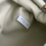 2025年7月7日入荷新作Bottega Veneta 576227  22x13x5  極品/正規品同様/人気/革/バッグ/AJ工場