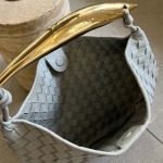 2025年7月7日入荷新作Bottega Veneta  SARDINE  716082    33x20x4   極品/正規品同様/人気/革/バッグ/AJ工場