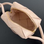 2025年7月7日入荷新作 Bottega Veneta  701915 Cassette  14x14x7  極品/正規品同様/人気/革/バッグ/AJ工場