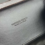 2025年7月7日入荷新作 Bottega Veneta Knot  717622  knot  20x12x5.5  極品/正規品同様/人気/革/バッグ/AJ工場