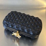2025年7月7日入荷新作  Bottega Veneta Knot 717622  knotLogo  20x12x5.5   極品/正規品同様/人気/革/バッグ/AJ工場