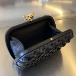 2025年7月7日入荷新作  Bottega Veneta Knot 717622  knotLogo  20x12x5.5   極品/正規品同様/人気/革/バッグ/AJ工場