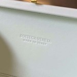 2025年7月7日入荷新作  Bottega Veneta Knot 717622  knotLogo  20x12x5.5   極品/正規品同様/人気/革/バッグ/AJ工場