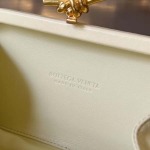 2025年7月7日入荷新作  Bottega Veneta Knot 717622  knotLogo  19x11.5x5   極品/正規品同様/人気/革/バッグ/AJ工場