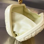 2025年7月7日入荷新作  Bottega Veneta Knot 717622  knotLogo  19x11.5x5   極品/正規品同様/人気/革/バッグ/AJ工場
