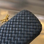 2025年7月7日入荷新作  Bottega Veneta Knot 717622  knotLogo  20x12x5.5   極品/正規品同様/人気/革/バッグ/AJ工場
