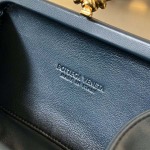 2025年7月7日入荷新作  Bottega Veneta Knot 717622  knotLogo  20x12x5.5   極品/正規品同様/人気/革/バッグ/AJ工場