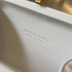 2025年7月7日入荷新作  Bottega Veneta Knot 717622  knotLogo  20x12x5.5   極品/正規品同様/人気/革/バッグ/AJ工場