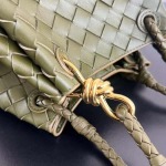 2025年7月7日入荷新作  Bottega Venetaintrecciato  mini   Bottega Veneta  knot   796569 Size21X17X16.5cm  極品/正規品同様/人気/革/バッグ/AJ工場