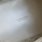 2025年7月7日入荷新作  Bottega Venetaintrecciato  mini   Bottega Veneta  knot   796569 Size21X17X16.5cm  極品/正規品同様/人気/革/バッグ/AJ工場