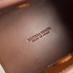 2025年7月7日入荷新作 Bottega Veneta 826220   SIZE:21x17x16 極品/正規品同様/人気/革/バッグ/AJ工場