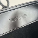 2025年7月7日入荷新作 Bottega Veneta 25早春新作Liberta    806038      SIZE:30x18x18 極品/正規品同様/人気/革/バッグ/AJ工場