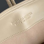2025年7月7日入荷新作 Bottega Veneta 25早春新作Liberta    806038      SIZE:30x18x18 極品/正規品同様/人気/革/バッグ/AJ工場
