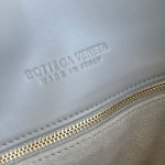 2025年7月9日入荷新作#Bottega Veneta  24 806030 Small Liberta  Size27.5*16*6cm  極品/正規品同様/人気/革/バッグ/AJ工場