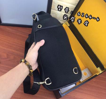 2025年9月5日入荷新作Versace /人気/本革/バッグ 人気 おすすめ 父の日 誕生日/ギフト プレゼント 結婚式男友達の誕生日プレゼント