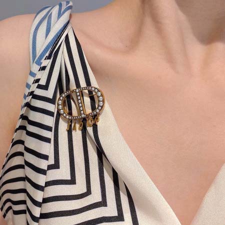 2025年9月26日入荷新品Diorブローチギフト/誕生日/記念品/アクセサリーxin工場