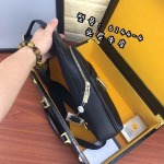 2025年9月5日入荷新作Versace /人気/本革/バッグ 人気 おすすめ 父の日 誕生日/ギフト プレゼント 結婚式男友達の誕生日プレゼント