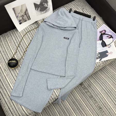 2025年9月29日入荷秋冬新作Miumiuセットレディース...