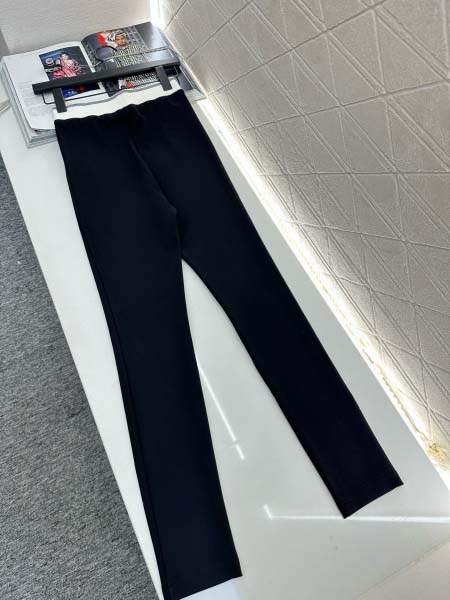 2025年11月24日入荷秋冬新作miumiu アンダーシャツファッション/誕生日プレゼント/贈り物 can工場