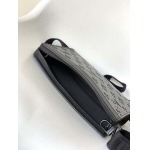 2025年12月9日入荷Louis Vuitton バッグM81115 Gaston Wearable Wallet Pochette Voyage Monogram Shadow 22.0 x 14.5 x 4.5 高品質新作/誕生日プレ