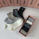 2025年12月10日入荷新品MiuMiu靴下ギフト/誕生日/記念品/アクセサリーkaka工場