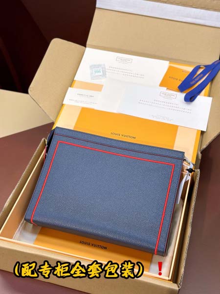 2026年1月13日新作高品質Louis VuittonバッグM61692 Pochette VoyageTaiga 27cm*21cm*5cm /GQ工場