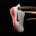 2026年1月9日入荷新品 Nike Vomero Plus 人気 スニーカー男女兼用/誕生日プレゼント/XH工場