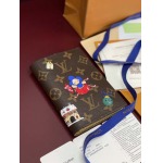 2026年1月13日新作高品質Louis VuittonパスポートカバーM15327 VivienneMonogramVivienne14 x 2.5 x 10/GQ工場