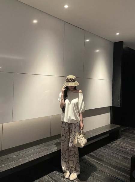 2026年3月9日入荷早春新作MIUMIU女性用ファッション...